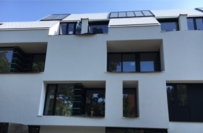 Gebouw met witte crepigevel en terrassen