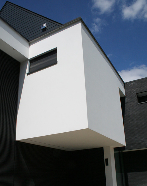 Strakke witte crepiafwerking op een woning