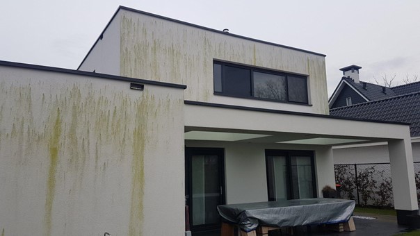 Crepigevel met groene strepen onder de ramen
