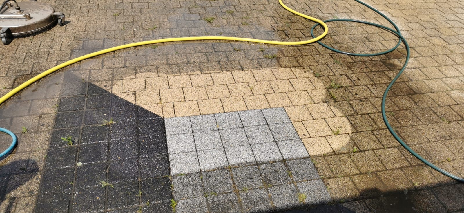 Terrasreiniging door Crepi-Clean met zichtbaar verschil tussen gereinigde en vervuilde klinkers
