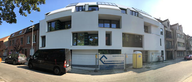 Witte gevelbepleistering van Residentie Ramon in Sint-Andries