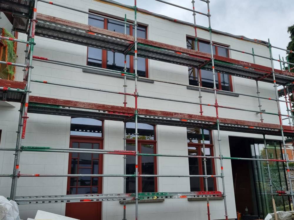 Gevel tijdens de bepleistering in Eeklo