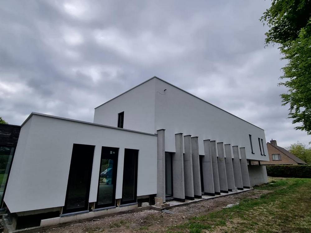Witte gevelbepleistering van een nieuwe creatie in Varsenare